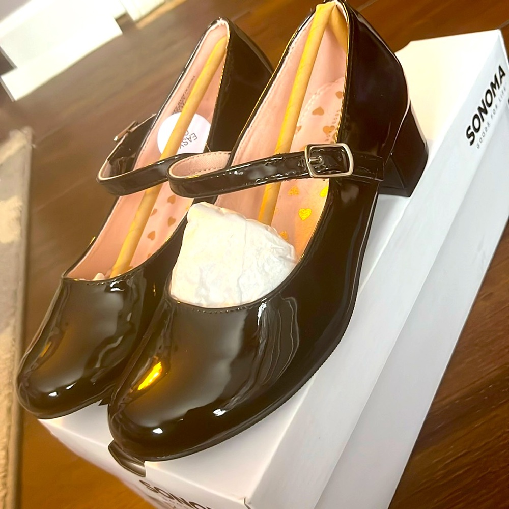 Girls size 2 Black patent heels buckle